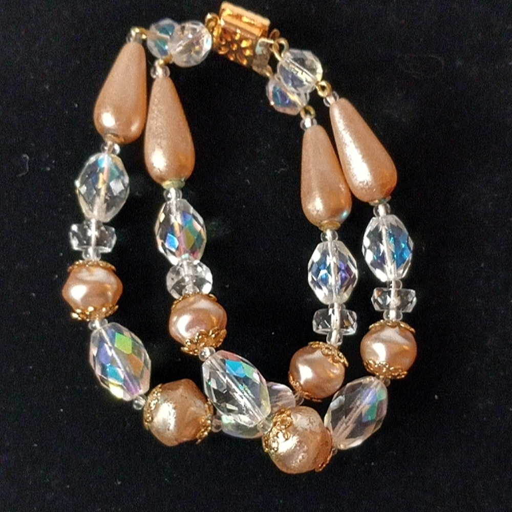 7" Faux Teardrop Pearls and Carnival Glass Bracelet.